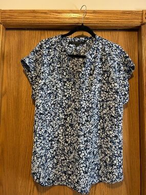 Cynthia Steffe Navy & White Floral V-Neck Blouse-L